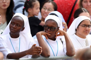 Castelgandolfo, İtalya - 15 Ağustos 2025: rahibeler Papa 'nın ayrılmasını bekliyor. Papa 16. Leo, 15 Ağustos 'ta San Tommaso da Villanova kilisesinde Varsayım Ayinini kutluyor..