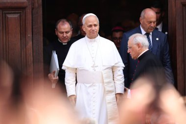 Castelgandolfo, İtalya - 15 Ağustos 2025: Papa San Tommaso kilisesinden ayrılır ve inananları selamlar. Papa 16. Leo, 15 Ağustos 'ta San Tommaso da Villanova kilisesinde Varsayım Ayinini kutluyor..