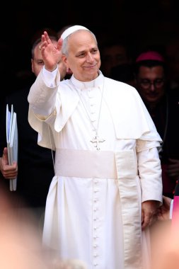 Castelgandolfo, İtalya - 15 Ağustos 2025: Papa San Tommaso kilisesinden ayrılır ve inananları selamlar. Papa 16. Leo, 15 Ağustos 'ta San Tommaso da Villanova kilisesinde Varsayım Ayinini kutluyor..