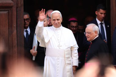 Castelgandolfo, İtalya - 15 Ağustos 2025: Papa San Tommaso kilisesinden ayrılır ve inananları selamlar. Papa 16. Leo, 15 Ağustos 'ta San Tommaso da Villanova kilisesinde Varsayım Ayinini kutluyor..