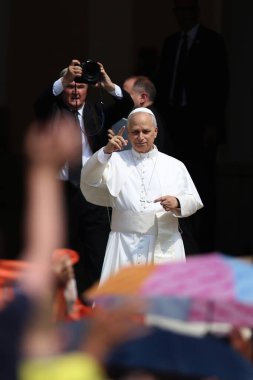 Castelgandolfo, İtalya - 15 Ağustos 2025: Papa Apostolic Sarayı 'na girer ve el hareketleriyle inananları kendisini beklemeye davet eder. Papa 16. Leo, 15 Ağustos 'ta Havari Sarayı' nın girişinde Hüküm Meleği 'ni okudu.