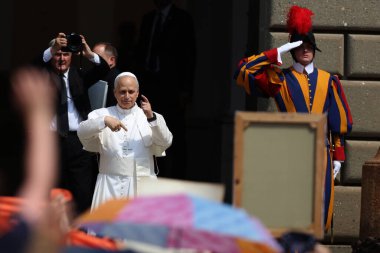 Castelgandolfo, İtalya - 15 Ağustos 2025: Papa Apostolic Sarayı 'na girer ve el hareketleriyle inananları kendisini beklemeye davet eder. Papa 16. Leo, 15 Ağustos 'ta Havari Sarayı' nın girişinde Hüküm Meleği 'ni okudu.