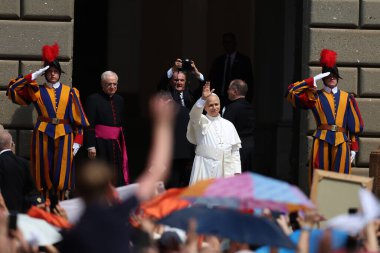 Castelgandolfo, İtalya - 15 Ağustos 2025: Papa Apostolic Sarayı 'na girer ve el hareketleriyle inananları kendisini beklemeye davet eder. Papa 16. Leo, 15 Ağustos 'ta Havari Sarayı' nın girişinde Hüküm Meleği 'ni okudu.