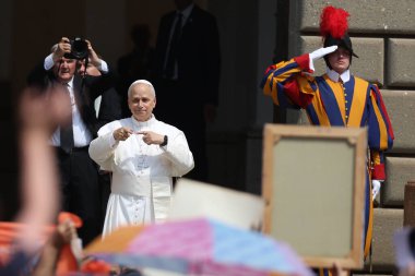 Castelgandolfo, İtalya - 15 Ağustos 2025: Papa Apostolic Sarayı 'na girer ve el hareketleriyle inananları kendisini beklemeye davet eder. Papa 16. Leo, 15 Ağustos 'ta Havari Sarayı' nın girişinde Hüküm Meleği 'ni okudu.
