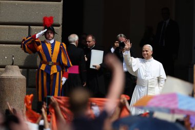 Castelgandolfo, İtalya - 15 Ağustos 2025: Papa Apostolic Sarayı 'na girer ve el hareketleriyle inananları kendisini beklemeye davet eder. Papa 16. Leo, 15 Ağustos 'ta Havari Sarayı' nın girişinde Hüküm Meleği 'ni okudu.