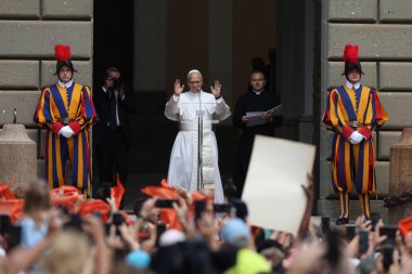 Castelgandolfo, İtalya - 15 Ağustos 2025: Papa XIV. Leo 15 Ağustos 'ta Hüküm Angelus' u ezberden okur ve Castel Gandolfo 'daki Apostolic Sarayı' nın girişinden binlerce inanana duasını iletir..