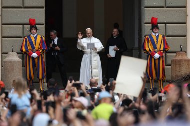 Castelgandolfo, İtalya - 15 Ağustos 2025: Papa XIV. Leo 15 Ağustos 'ta Hüküm Angelus' u ezberden okur ve Castel Gandolfo 'daki Apostolic Sarayı' nın girişinden binlerce inanana duasını iletir..
