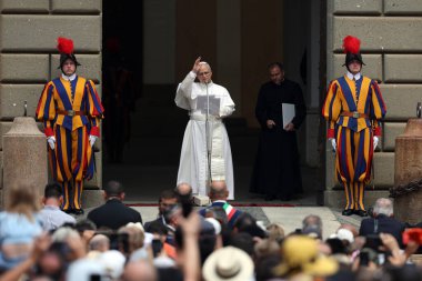 Castelgandolfo, İtalya - 15 Ağustos 2025: Papa XIV. Leo 15 Ağustos 'ta Hüküm Angelus' u ezberden okur ve Castel Gandolfo 'daki Apostolic Sarayı' nın girişinden binlerce inanana duasını iletir..