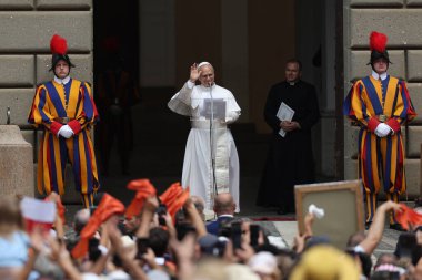 Castelgandolfo, İtalya - 15 Ağustos 2025: Papa XIV. Leo 15 Ağustos 'ta Hüküm Angelus' u ezberden okur ve Castel Gandolfo 'daki Apostolic Sarayı' nın girişinden binlerce inanana duasını iletir..