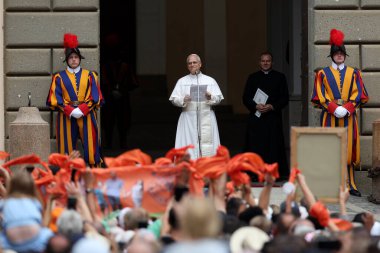 Castelgandolfo, İtalya - 15 Ağustos 2025: Papa XIV. Leo 15 Ağustos 'ta Hüküm Angelus' u ezberden okur ve Castel Gandolfo 'daki Apostolic Sarayı' nın girişinden binlerce inanana duasını iletir..