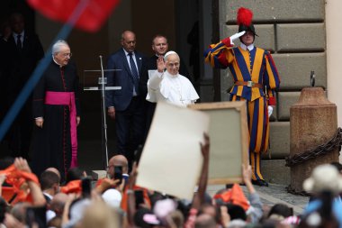 Castelgandolfo, İtalya - 15 Ağustos 2025: Papa XIV. Leo 15 Ağustos 'ta Hüküm Angelus' u ezberden okur ve Castel Gandolfo 'daki Apostolic Sarayı' nın girişinden binlerce inanana duasını iletir..