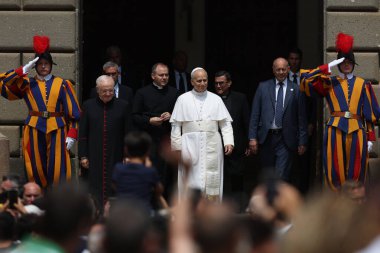 Castelgandolfo, İtalya - 15 Ağustos 2025: Papa Apostolic Sarayı 'ndan ayrıldı. Papa 16. Leo, 15 Ağustos 'ta Castelgandolfo' daki binlerce inananın önünde Havari Sarayı 'nın girişinde Hüküm Meleği' ni okudu..