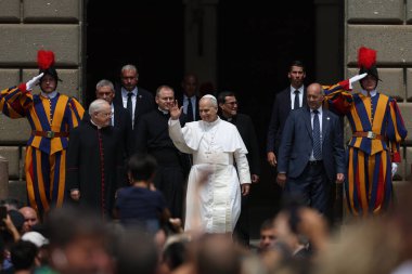 Castelgandolfo, İtalya - 15 Ağustos 2025: Papa Apostolic Sarayı 'ndan ayrıldı. Papa 16. Leo, 15 Ağustos 'ta Castelgandolfo' daki binlerce inananın önünde Havari Sarayı 'nın girişinde Hüküm Meleği' ni okudu..