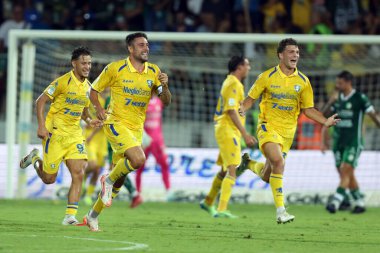 Frosinone, İtalya - 24 Ağustos 2025: Frosinone 'den Riccardo Marchthe 2-0 gol attı ve Frosinone Calcio ile ABD Avellino 1912' deki Benito Stirpe Stadyumu arasındaki Serie B 2025-2026 maçında takımla birlikte kutladı..