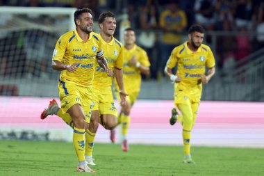Frosinone, İtalya - 24 Ağustos 2025: Frosinone 'den Riccardo Marchthe 2-0 gol attı ve Frosinone Calcio ile ABD Avellino 1912' deki Benito Stirpe Stadyumu arasındaki Serie B 2025-2026 maçında takımla birlikte kutladı..