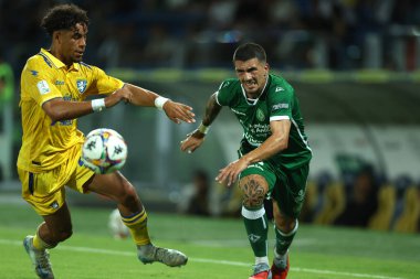 Frosinone, İtalya - 24 Ağustos 2025: Frosinone 'den Anthony Oyono, Avellino' dan Raffaele Russo Frosinone Calcio-US Avellino 1912 Benito Stirpe Stadyumu 'nda oynanan 1..