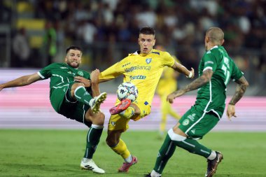 Frosinone, İtalya - 24 Ağustos 2025: Avellino 'dan Lorenco Simiç, Frosinone' den Antonio Raimondo Frosinone 'nin Frosinone Calcio' ya karşı US Avellino 1912 Benito Stirpe Stadyumu 'nda oynanan 1..