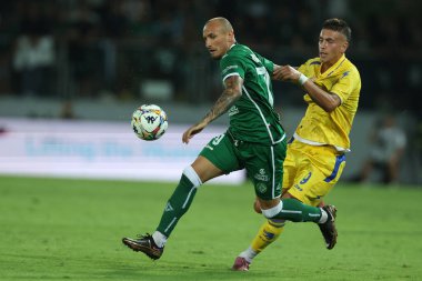 Frosinone, İtalya - 24 Ağustos 2025: Avellino 'dan Claudio Manzi, Frosinone' den Antonio Raimondo Frosinone 'nin Frosinone Calcio' ya karşı ABD Avellino 1912 Benito Stirpe Stadyumu 'nda oynanan 1..