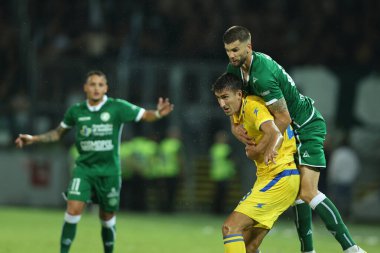 Frosinone, İtalya - 24 Ağustos 2025: Frosinone 'den Massimo Zilli, Avellino' dan Tommaso Cancellotti Frosinone Calcio ile ABD Avellino Stadyumu arasında oynanan 1..