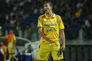 Frosinone, İtalya - 24 Ağustos 2025: Frosinone takımlarından Massimo Zilli, Frosinone 'nin Benito Stirpe Stadyumu' nda Frosinone Calcio 'nun US Avellino' ya karşı oynadığı 1..