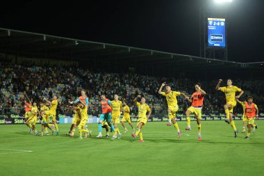 Frosinone, İtalya - 24 Ağustos 2025: Frosinone oyuncuları Benito Stirpe Stadyumu 'nda Frosinone Calcio' nun ABD Avellino 'ya karşı oynadığı 1..