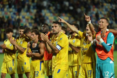Frosinone, İtalya - 24 Ağustos 2025: Frosinone oyuncuları (Frosinone 'lu Riccardo Marchthe Serie B 2025-2026 maç sonunda Frosinone Calcio ile ABD Avellino 1912 Benito Stirpe Stadyumu arasındaki 1..