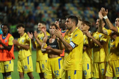 Frosinone, İtalya - 24 Ağustos 2025: Frosinone oyuncuları (Frosinone 'lu Riccardo Marchthe Serie B 2025-2026 maç sonunda Frosinone Calcio ile ABD Avellino 1912 Benito Stirpe Stadyumu arasındaki 1..