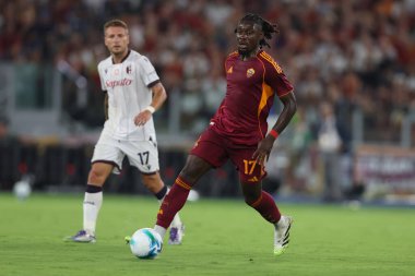 Roma, İtalya - 23 Ağustos 2025: Roma 'daki Olimpiyat Stadyumu' nda Roma - Bologna FC 1909 arasındaki Serie A Enilive 2025-2026 maçının birinci gününde Manu kone of Romanlar çatışmada görülüyor.