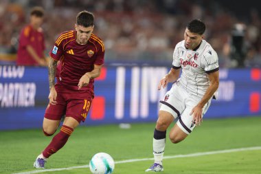 Roma, İtalya - 23 Ağustos 2025: Roma 'dan Matias Soule, Bolonya' dan Nicolo Cambiaghi Roma 'daki Olimpiyat Stadyumu' nda Roman - Bologna FC 1909 arasındaki Serie A Enilive 2025-2026 maçının 1. gününde çatışmada görülüyor..