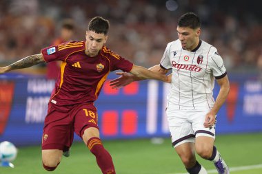 Roma, İtalya - 23 Ağustos 2025: Roma 'dan Matias Soule, Bolonya' dan Nicolo Cambiaghi Roma 'daki Olimpiyat Stadyumu' nda Roman - Bologna FC 1909 arasındaki Serie A Enilive 2025-2026 maçının 1. gününde çatışmada görülüyor..
