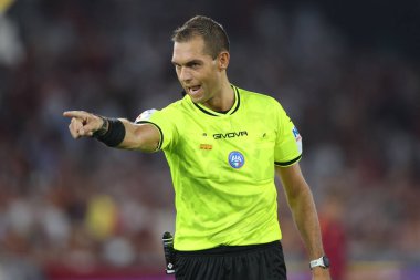Roma, İtalya - 23 Ağustos 2025: Hakem Luca Zufferli, Roma 'daki Olimpiyat Stadyumu' nda Roman - Bologna FC 1909 arasındaki Serie A Enilive 2025-2026 birinci maç gününde görev başında görüldü..