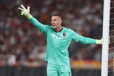 Roma, İtalya - 23 Ağustos 2025: Bologna 'dan Lukasz Skorupski, Roma' daki Olimpiyat Stadyumu 'nda Roma - Bologna FC 1909 arasındaki Serie A Enilive 2025-2026 maçının birinci gününde görev başında görüldü..