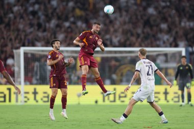 Roma, İtalya - 23 Ağustos 2025: Hermoso, Romanlardan Bryan Cristante, Bolonya 'dan Jens Odgaard, Roma' daki Olimpiyat Stadyumu 'nda Roman - Bologna FC 1909 arasındaki Serie A Enilive 2025-2026 maçının birinci gününde çatışmada görülüyor..