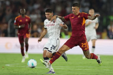 Roma, İtalya - 23 Ağustos 2025: Bolonya 'dan Nicolo Cambiaghi, Romanlardan Gianluca Mancini Serie A Enilive 2025-2026 birinci maç günü Roma' daki Olimpiyat Stadyumu 'nda Roma - Bologna FC 1909.