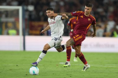 Roma, İtalya - 23 Ağustos 2025: Bolonya 'dan Nicolo Cambiaghi, Romanlardan Gianluca Mancini Serie A Enilive 2025-2026 birinci maç günü Roma' daki Olimpiyat Stadyumu 'nda Roma - Bologna FC 1909.