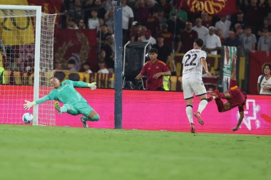 Roma, İtalya - 23 Ağustos 2025: Romanyalı Wesley Franca Roma 'daki Olimpiyat Stadyumu' nda Roman - Bologna FC 1909 arasındaki Serie A Enilive 2025-2026 maçında golü attı ve takımla birlikte kutladı..