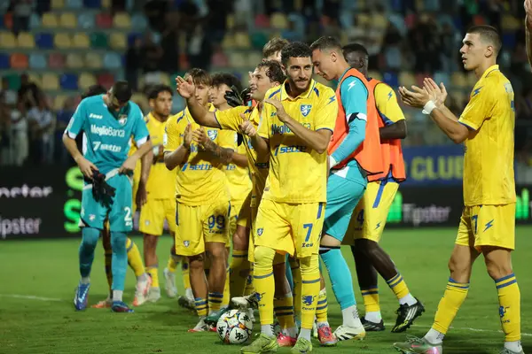 Frosinone, İtalya - 24 Ağustos 2025: Frosinone oyuncuları Benito Stirpe Stadyumu 'nda Frosinone Calcio' nun ABD Avellino 'ya karşı oynadığı 1..