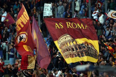 Roma, İtalya - 2 Ekim 2025: UEFA Ligi 2025 / 2026 'da Roma' daki Olimpiyat Stadyumu 'nda AS Romanlar Lille' e karşı arasındaki maçta görülen bayrakları sallayan Roman taraftarlar