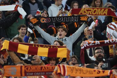 Roma, İtalya - 2 Ekim 2025: Roman taraftarlar, Roma 'daki Olimpiyat stadyumunda AS Romanları Lille' e karşı açılan 2025 / 2026 UEFA Ligi öncesinde eşarp gösterdiler