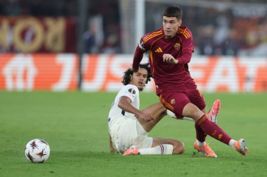 Roma, İtalya - 2 Ekim 2025: Roma 'nın Matias Soule' si, Lille 'den Ayyoub Bouaddi UEFA Ligi 2025 / 2026, ikinci gün Roma' daki Olimpiyat Stadyumu 'nda AS Roma' nın LOSC Lille 'e karşı açtığı davada görev aldı.
