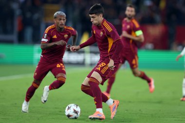 Roma, İtalya - 2 Ekim 2025: Roman Wesley Franca, Roman Matias Soule UEFA Ligi 2025 / 2026 'da Roma Olimpiyat Stadyumu' nda AS Roma 'ya karşı LOSC Lille arasındaki çatışmada görülüyor