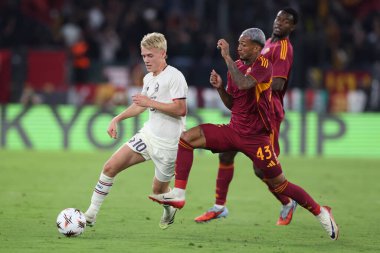 Roma, İtalya - 2 Ekim 2025: Lille 'den Hakon Haraldsson, Roma' dan Evan Ndicka, UEFA 2025 / 2026 Ligi 'nde görev yapan Roman Wesley Franca, Roma' daki Olimpiyat Stadyumu 'nda AS Roma' ya karşı LOSC Lille