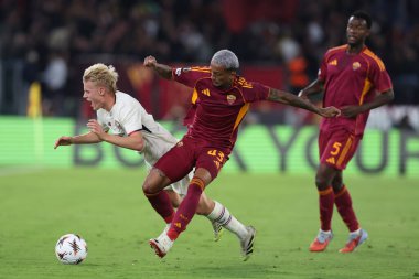 Roma, İtalya - 2 Ekim 2025: Lille 'den Hakon Haraldsson, Roma' dan Evan Ndicka, UEFA 2025 / 2026 Ligi 'nde görev yapan Roman Wesley Franca, Roma' daki Olimpiyat Stadyumu 'nda AS Roma' ya karşı LOSC Lille