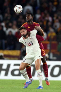 Roma, İtalya - 2 Ekim 2025: Roma 'dan Evan Ndicka, Lille' den Olivier Giroud UEFA Ligi 2025 / 2026, Roma 'daki Olimpiyat Stadyumu' nda AS Roma-LOSC Lille davası arasında görev yaparken görüldü.