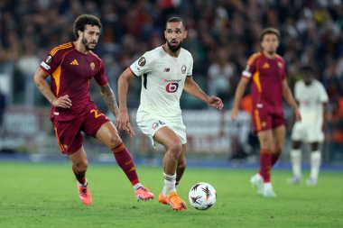 Roma, İtalya - 2 Ekim 2025: Romanlı Mario Hermoso, Lille 'li Nabil Bentaleb UEFA Ligi 2025 / 2026' da Roma Olimpiyat Stadyumu 'nda AS Romanlar ve LOSC Lille arasındaki maçta görüldü.