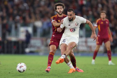 Roma, İtalya - 2 Ekim 2025: Romanlı Mario Hermoso, Lille 'li Nabil Bentaleb UEFA Ligi 2025 / 2026' da Roma Olimpiyat Stadyumu 'nda AS Romanlar ve LOSC Lille arasındaki maçta görüldü.