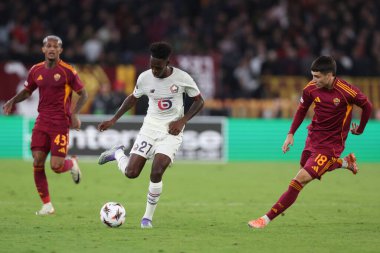 Roma, İtalya - 2 Ekim 2025: Lille 'li Benjamin Andre, UEFA 2025 / 2026 Ligi' nde Roma Olimpiyat Stadyumu 'nda AS Roma' ya karşı LOSC Lille arasındaki çarpışmada görülen Roman Matias Soule