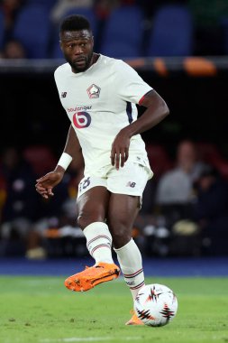 Roma, İtalya - 2 Ekim 2025: UEFA Ligi 2025 / 2026 tarihli UEFA Ligi sırasında Roma Olimpiyat Stadyumu 'nda AS Romanlar ve LOSC Lille arasındaki çatışmada görülen Chancel Mbemba