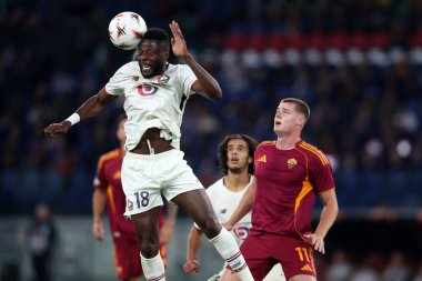 Roma, İtalya - 2 Ekim 2025: Lille 'li Chancel Mbemba, UEFA 2025 / 2026 Ligi sırasında Roma Olimpiyat Stadyumu' ndaki AS Roma-LOSC Lille davası arasında faaliyet gösteren Roman Evan Ferguson