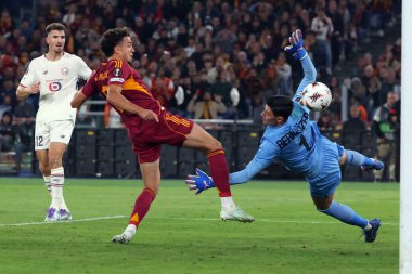 Roma, İtalya - 2 Ekim 2025: Roma 'dan Neil El Aynaoui, Lille' den Berke Özer, UEFA Ligi 2025 / 2026, Roma 'daki Olimpiyat Stadyumu' nda AS Roma 'ya karşı LOSC Lille arasındaki çarpışmada görüldü.